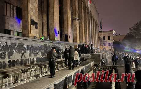 В Тбилиси спецназ начал поливать протестующих из пожарных шлангов. Полиция была вынуждена это сделать после того, как в сотрудников правоохранительных органов начали бросать петарды и тяжелые предметы