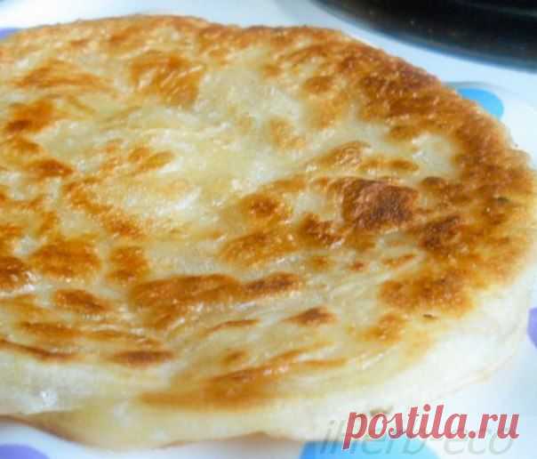 Wall | VK
Паратхи – один из множества видов индийского цельно-зернового плоского хлеба. Они могут быть простыми или с разнообразной начинкой. Этот рецепт – с наиболее популярной картофельной начинкой.