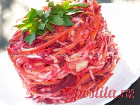 Овощной салатик
Автор: Вероника Крамарь

Нам потребуется:
250 гр. свежей капусты
1 сырая свёкла
2 сырые моркови
1 луковица
1 зубчик чеснока
0,5 ч.л. сахара
0,5 ч.л. уксуса
соль по вкусу
майонез
Капусту нашинковать и помять руками, добавить соль, сахар, уксус. Свёклу и морковь натереть на тёрке для корейской моркови. Лук нарезать полукольцами. Отдельно по очереди обжарить на растительном масле лук, морковь, свеклу. Добавить овощи к капусте, перемешать, добавить чеснок ( чес...