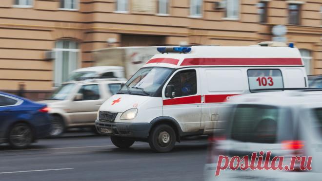 В Петербурге школьник попал в больницу после того, как ночью выпрыгнул в окно. В Петербурге отец обнаружил сына на лестнице дома с многочисленными травмами. Об этом сообщает Telegram-канал "Mash на Мойке". Инцидент произошел на Малом проспекте. Ночью молодой человек выпрыгнул из окна четвертого этажа по ...