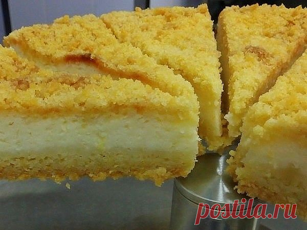 КОРОЛЕВСКАЯ ВАТРУШКА
Простейший из простых. Любой с ним справится.
Ну а по итогу – охи и ахи вам обеспечены, и «пальчики проглотишь» и «да ты богиня кухни».
Главное – пеките с вечера. Пусть он ночь постоит обязательно. И творог схватится, и резаться будет ровненько.

Сначала начинка:
В одну миску высыпаете полкило творога. Добавляете полчашки сахара. Сразу замечу, что у нас в качестве чашки используется плошка объемом 360 мл.

Ей мы и сахар отмеряем и муку. Подберите и себ...