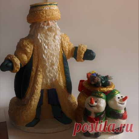 Колоритный татарский Кыш Бабай под вашу ёлочку.Переводится как «зимний дедушка».Кыш Бабай очень похож на русского Деда Мороза, но выглядит и одевается немного по-другому. Он ведь родился в Татарстане, а там любят зелёный цвет и носят тюбетейки вместо шапок.