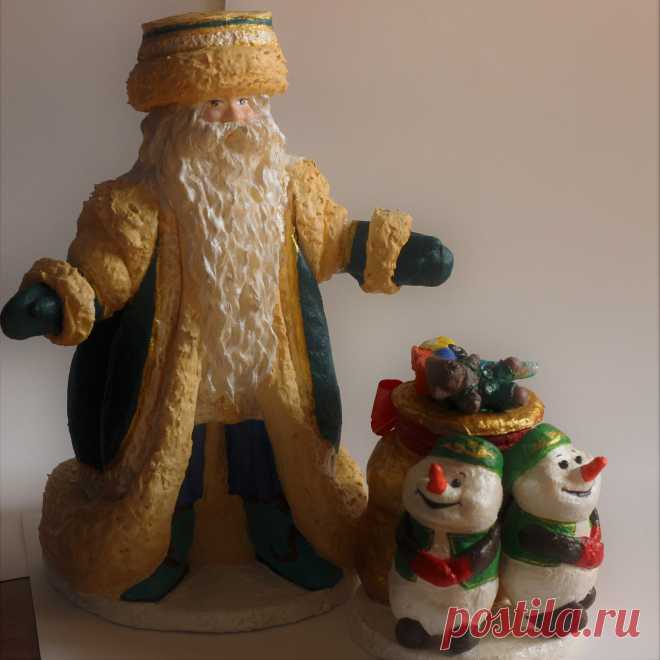 Колоритный татарский Кыш Бабай под вашу ёлочку.Переводится как «зимний дедушка».Кыш Бабай очень похож на русского Деда Мороза, но выглядит и одевается немного по-другому. Он ведь родился в Татарстане, а там любят зелёный цвет и носят тюбетейки вместо шапок.