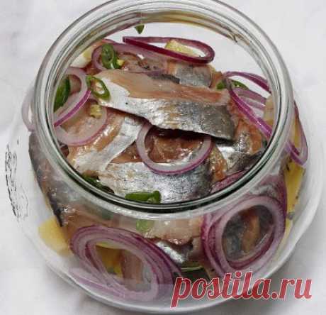 Сельдь в пряном маринаде - безумно вкусно!
Зачем покупать,когда сделать дома просто,а главное очень вкусно!