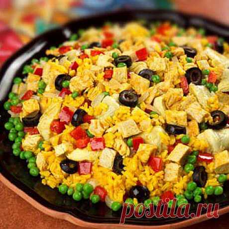 Рецепт традиционного испанского блюда паэлья с морепродуктами и курицей.