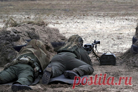 Украина сообщила о ранении двух своих военнослужащих в Донбассе. Двое военнослужащих Вооруженных сил Украины (ВСУ) получили ранения из-за обстрела силами самопровозглашенных Донецкой и Луганской народных республики (ДНР и ЛНР) ряда позиций на линии разграничения в Донбассе. Применялись противотанковые гранаты, крупнокалиберные пулеметы и беспилотники.