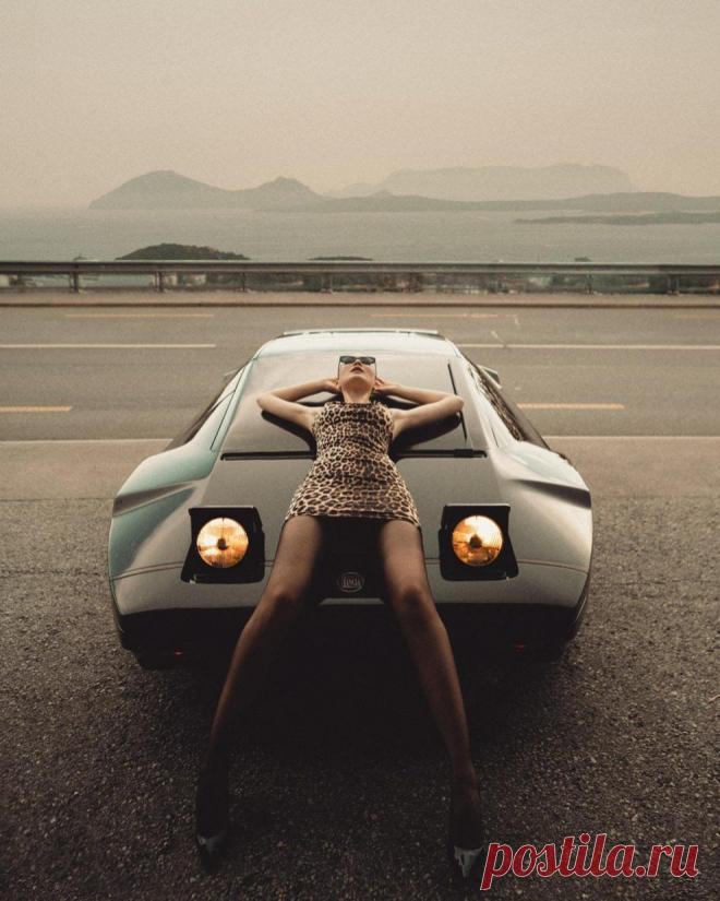 Просто"Лянча"
Что бывает, когда безупречная красота встречается с чувственной страстью, да ещё не где-нибудь, а в... Автомобиле?
Угадали - рождается потрясающая фотосессия. В которой главные герои - дерзко-итальянская фотомодель и настоящий авто-сеньор: ураганный и восхитительный Liancia Sibilo.