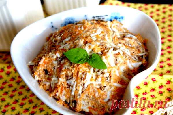 Шпротный паштет за 5 минут: вкусная намазка на хлеб

Рыбный паштет по этому рецепту получается очень нежным, сытным и вкусным. «Намазку» из шпрот можно использовать для приготовления бутербродов и канапе или просто намазать на хлебушек. Всего несколько минут на приготовление – и вы уже можете подать на стол аппетитную закуску.

Морковь и яйцо вы можете отварить заранее. Это поможет значительно сэкономить время.