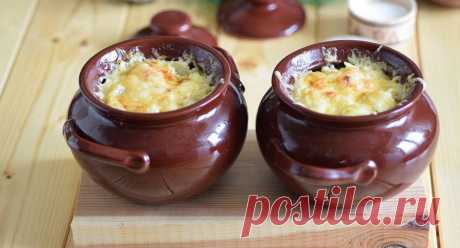 Мясо в горшочках «Купеческое» — необычайно нежное и сочное. К праздничному обеду или ужину приготовьте «Купеческое» мясо в горшочках – получится сытное угощение для вас и ваших родных. Приготовьте это блюдо с добавлением грибов – будет ароматно и вкусно. Также