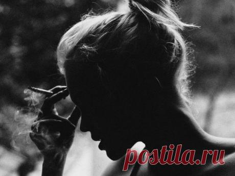 Ну хорошо, я постою с тобой, покурим.
Вот только времени в обрез, по горло дел.
Я тороплюсь, давай не будем о моей фигуре
Сейчас трепаться, говори чего хотел.
Давай без рук, мне неприятно. Ты же видишь,
Я не люблю чужих прикосновений до себя!
Да! Ты чужой! Впервые это слышишь?!
Ну что ж, поверь, мне очень жаль тебя.
Я сука?! Может быть...Я и не спорю.
Сам научил меня с тобой такою быть.
Жестокая?! Ну да, а что такое?!
Тебе не нравится?! Ха-ха! Прошу простить!
Твоя же школа...