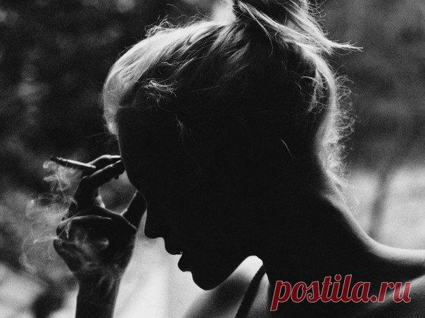 Ну хорошо, я постою с тобой, покурим.
Вот только времени в обрез, по горло дел.
Я тороплюсь, давай не будем о моей фигуре
Сейчас трепаться, говори чего хотел.
Давай без рук, мне неприятно. Ты же видишь,
Я не люблю чужих прикосновений до себя!
Да! Ты чужой! Впервые это слышишь?!
Ну что ж, поверь, мне очень жаль тебя.
Я сука?! Может быть...Я и не спорю.
Сам научил меня с тобой такою быть.
Жестокая?! Ну да, а что такое?!
Тебе не нравится?! Ха-ха! Прошу простить!
Твоя же школа...