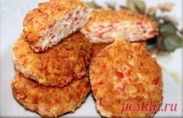 Котлеты из крабовых палочек с сыром. 

Ингредиенты: 
 Крабовые палочки 200 гр. 
 Сыр 