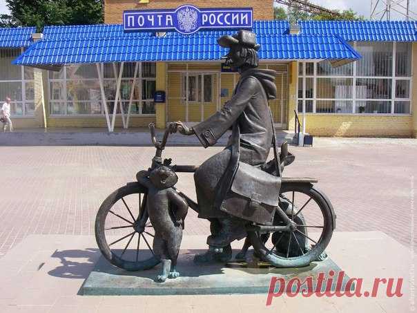 Памятник почтальону Печкину в Луховицах. Не жалей лайка для одного из любимых мультиков ❤