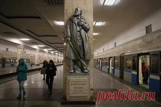 В Москве, на станции метро «Партизанская», стоит памятник — пожилой бородатый мужчина в шубе и валенках вглядывается куда-то вдаль. Пробегающие мимо москвичи и гости столицы редко утруждают себя тем, чтобы прочесть надпись на постаменте. А прочитав, вряд ли что-то поймут — ну, герой, партизан. Но для памятника могли бы подобрать кого-нибудь и поэффектнее.