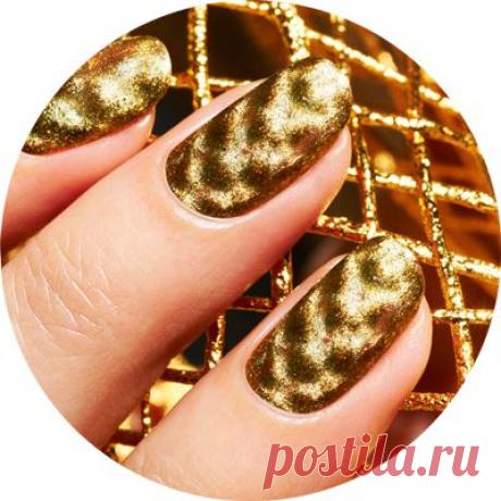 Золотой маникюр: безупречный стиль и роскошь (фото) Золотой маникюр - безусловный тренд дизайна ногтей. Лучшие фото маникюра с золотом: черно-золотой маникюр, красный с золотым, белый с золотым и другие.