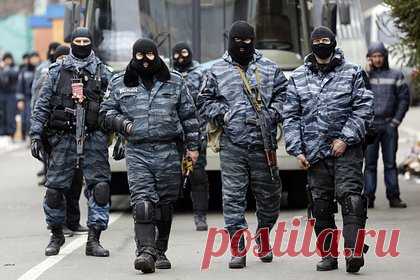 На Украине экс-командира «Беркута» обвинили в убийстве митингующих на Майдане. Офис генерального прокурора Украины заявил, что бывшему командиру полка «Беркут» предъявили обвинения в якобы организации теракта и умышленных убийствах митингующих на Майдане в феврале 2014 года. Его обвинили по делу об организации незаконного препятствования акциям протеста.