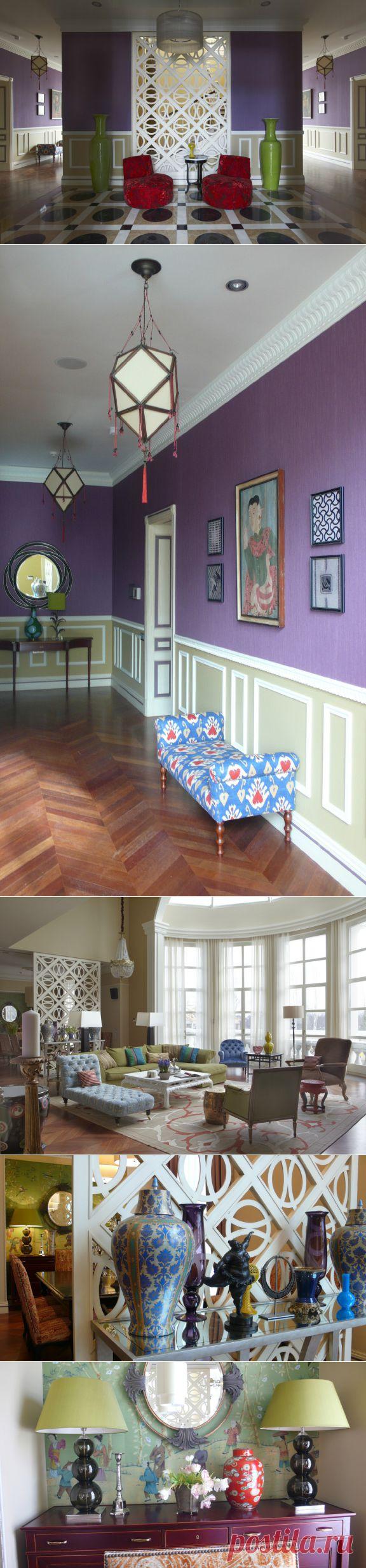 Яркий, красочный интерьер загородного дома - Роскошь и уют
Дизайн этого дома был создан для семьи с тремя детьми. По желанию родителей интерьер выполнен в классическом стиле, а для детей его наполнили яркими и жизнерадостными красками.

Сочетание цветов и графика напоминают 60-е, а некоторые элементы декора (перегородка в гостиной, настенная роспись и светильники в некоторых комнатах) — азиатский стиль.