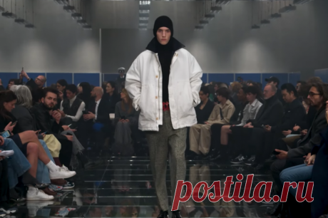 Россиянин из деревни Евгений Иванов стал моделью на показе Prada. Манекенщик родился в небольшом населенном пункте Шумиха.
