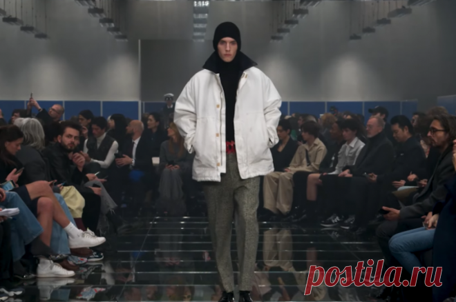 Россиянин из деревни Евгений Иванов стал моделью на показе Prada. Манекенщик родился в небольшом населенном пункте Шумиха.