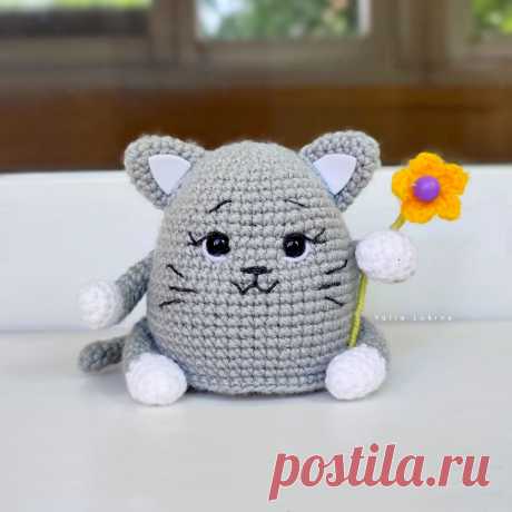 PDF Кот Пухля крючком. FREE crochet pattern; Аmigurumi toy patterns. Амигуруми схемы и описания на русском. Вязаные игрушки и поделки своими руками #amimore - маленький котик из обычной пряжи, толстый кот, кошка, кошечка, котёнок.