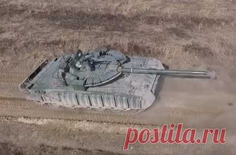 Модернизированный танк Т-80БВМ с усиленной защитой Небезынтересная фотография модернизированного танка Т-80БВМ, оснащенного, помимо комплекта динамической защиты "Реликт" на башне, также новым комплектом навесной динамической защиты в "мягких" контейнерах по бортам корпуса. До последнего времени данная "мешочная"