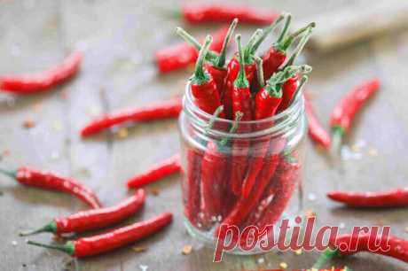 10 способов потушить «пожар» в горле, если еда оказалась слишком острой - Вкусно с Любовью - 9 мая - 43966001475 - Медиаплатформа МирТесен Не спешите заливать «пожар» водой – она вам не поможет, а только усилит неприятные ощущения. А вот эти проверенные средства, напротив, охладят пылающую слизистую и облегчат страдания. Молоко Казеин, содержащийся в молочных продуктах, способен защитить вкусовые рецепторы от капсаицина – маслянистого - 9 мая - 43966001475 - Медиаплатформа МирТесен