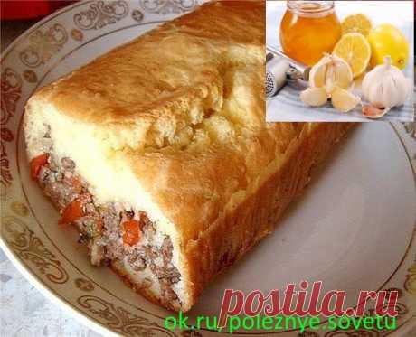 "Ленивый" пирог с начинкой...Ну очень вкусно, попробуйте!

Очень простой, быстрый в приготовлении, не требующий особенных затрат, сытный пирожок! Рекомендую!

Итак, 3 яйца, стакан сметаны, 3 ст.л. майонеза, 0,5 ч.л. соли, чуть-чуть соды (не гасить), и стакан муки перемешать. Половину теста вылить в форму, застеленную бумагой для выпечки. Выложить начинку (отдельно обжарить фарш и лук+помидоры+зелень, посолить и смешать начинку). Сверху залить остатками теста. Выпекать до р...