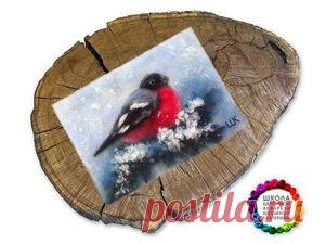 Видео мастер-класс: создаем из шерсти картину «Снегирь» С первым днем зимы вас! Видео мастер-класс Шешиной Екатерины по картине из шерсти «Снегирь».Мастер-класс подойдет как для самостоятельного творчества, так и для рисования с детьми от 6 лет. Список материалов для мастер-класса: • ножницы (острые, средние); • пинцет; • клей-карандаш;• рамка со стеклом 15х20 см; • для подложки: нетканый материал в рулоне (не скользкий, без рисунка) можно флизелин или фланель.