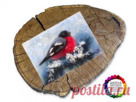 Видео мастер-класс: создаем из шерсти картину «Снегирь» С первым днем зимы вас! Видео мастер-класс Шешиной Екатерины по картине из шерсти «Снегирь».Мастер-класс подойдет как для самостоятельного творчества, так и для рисования с детьми от 6 лет. Список материалов для мастер-класса: • ножницы (острые, средние); • пинцет; • клей-карандаш;• рамка со стеклом 15х20 см; • для подложки: нетканый материал в рулоне (не скользкий, без рисунка) можно флизелин или фланель.