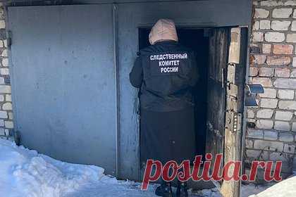 Тела трех россиян нашли в гараже. В Карелии в городе Сегежа три человека погибли при пожаре в гараже — их тела нашли пожарные. Об этом сообщается в Telegram-канале республиканского управления Следственного комитета. По данным правоохранителей, в гараже нашли тела двух мужчин и женщины. Один из погибших находился в салоне обгоревшей машины.