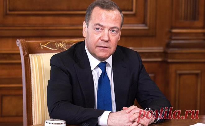 Медведев предложил лагеря для вредящих России «ждунов» из новых регионов. Людей из новых регионов, получивших российские паспорта, но по-прежнему ожидающих приход украинских войск и вредящих России, необходимо отправлять на перевоспитание в трудовые лагеря Сибири.