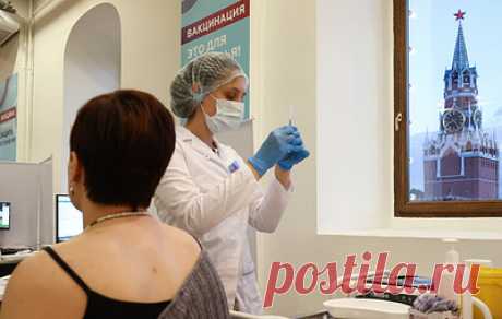 Эксперт назвал оптимальный перерыв между прививками от гриппа и ковида. Он составляет две-четыре недели, считает иммунолог-аллерголог Андрей Продеус