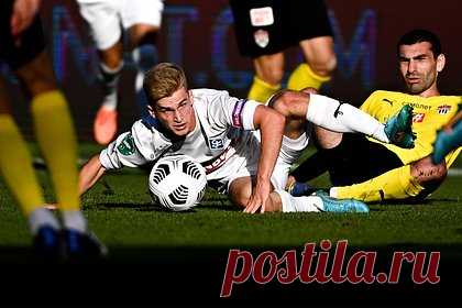 18-летний футболист сборной России побил рекорд Акинфеева. Хавбек клуба «Крылья Советов» Сергей Пиняев побил рекорд Игоря Акинфеева в сборной России. Полузащитник стал самым молодым дебютантом национальной команды, выйдя на поле в товарищеском матче с Таджикистаном в возрасте 18 лет и 15 дней. Акинфеев впервые сыграл за сборную, когда ему исполнилось 18 лет и 20 дней.