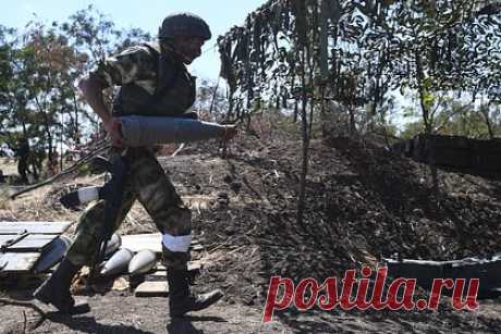 Военкор раскрыл подробности боестолкновения у Малой Камышевахи. Вооруженные силы Украины атаковали российскую армию западнее Малой Камышевахи силами до одного батальона, шести танков и четырех БТР. Об этом сообщил журналист Александр Коц. По его словам, командир отделения мотострелковый роты добровольцев Буба принял огонь на себя и спас молодых подчиненных.