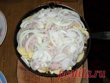 Картошка по-королевски

Ингредиенты:

- 1 кг сырого картофеля
- 1 большая луковица
- 400 г куриного филе
- 200 г твердого сыра
- соль
- перец по вкусу
- 3 столовых ложки подсолнечного масла

Приготовление:

В первую очередь занимаемся мясом, для этого нам потребуется небольшой кусочек филе, примерно 400 грамм

Отбиваем филе на разделочной доске при помощи молоточка. Лучше отбивать большими зубцами, так как маленькие рвут мясо.

После того как мы слегка отбили мясо с двух с...