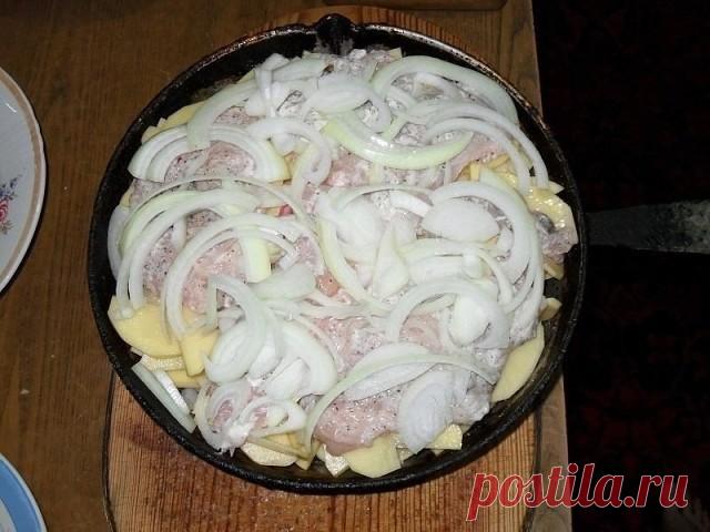 Картошка по-королевски

Ингредиенты:

- 1 кг сырого картофеля
- 1 большая луковица
- 400 г куриного филе
- 200 г твердого сыра
- соль
- перец по вкусу
- 3 столовых ложки подсолнечного масла

Приготовление:

В первую очередь занимаемся мясом, для этого нам потребуется небольшой кусочек филе, примерно 400 грамм

Отбиваем филе на разделочной доске при помощи молоточка. Лучше отбивать большими зубцами, так как маленькие рвут мясо.

После того как мы слегка отбили мясо с двух с...