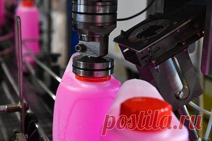 Россиянам дали советы по выбору антифриза. Антифриз или охлаждающая двигатель жидкость бывает разного вида и цвета, который зависит от присадок, входящих в его состав, рассказал директор по сервису автомобильного маркетплейса FRESH Александр Носко. В беседе с «Лентой.ру» он дал советы по выбору и использованию антифриза.