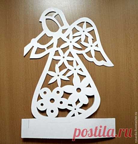 Чтобы сделать вот такого ангела нам потребуются: 2 листа картона А4 формата (можно и А3); карандаш; канцелярский ножик; ножницы. Приступаем. Берем 2 листа бумаги, скрепляем для удобства работы. Карандашом наносим рисунок (контур ангела). Внутри я украсила его цветочками, вы можете составлять свой узор. Скрепив 2 листа вместе скрепками, приступаем к вырезанию.