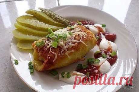 КАРТОФЕЛЬНЫЕ РУЛЕТИКИ С МЯСОМ

Ингредиенты:
-Картофель – 500-600г
-Яйцо сырое – 1шт
-Мука пшеничная – 100-150г
-Фарш смешанный – 500г
-Масло растительное для жарки.

Приготовление:

1. Картофель отварить в мундире, остудить, почистить, натереть на крупной терке.
2. Добавить соль, перец, яйцо, муку
3. В фарш добавляем соль, перец, специи, а также холодную воду или кефир или сметану для сочности.
4. Тесто раскатать в колбаску и нарезать на кусочки.
5. На лепешку выкладываем ...
