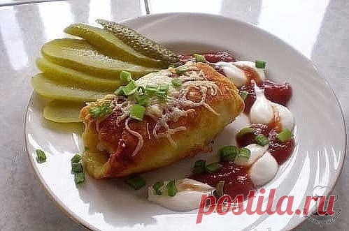 КАРТОФЕЛЬНЫЕ РУЛЕТИКИ С МЯСОМ

Ингредиенты:
-Картофель – 500-600г
-Яйцо сырое – 1шт
-Мука пшеничная – 100-150г
-Фарш смешанный – 500г
-Масло растительное для жарки.

Приготовление:

1. Картофель отварить в мундире, остудить, почистить, натереть на крупной терке.
2. Добавить соль, перец, яйцо, муку
3. В фарш добавляем соль, перец, специи, а также холодную воду или кефир или сметану для сочности.
4. Тесто раскатать в колбаску и нарезать на кусочки.
5. На лепешку выкладываем ...