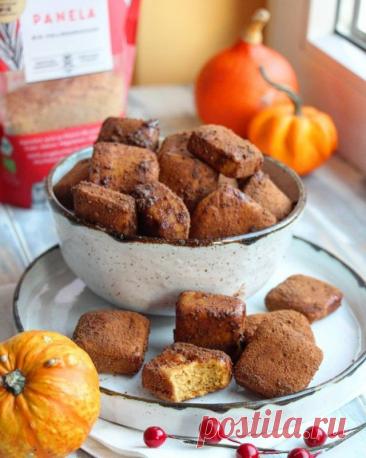 ​Тыквенные мини-кексы Ингредиенты:Для теста:Готовое тыквенное пюре &mdash; 175 гМука цельнозерновая &mdash; 200 гЯйцо &mdash; 1 шт.Панела или тростниковый сахар &mdash; 50 гРастительное молоко &mdash; 120 млРазрыхлитель &mdash; 2 ч. л.Специи (мускат, корица, пигмент, имбирь) или готовая специя для выпечки с...