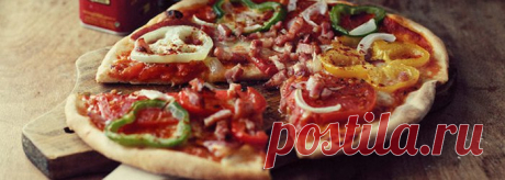 Pizza węgierska | ТОМАТНЫЙ СОУС:

 3 помидора
 соль и перец
 1 столовую ложку бальзамического уксуса
 1 чайная ложка сушеного орегано
 1 столовую ложку оливкового масла
 Щепотка корицы
 перец чили (по желанию) тесто=400 г пшеничной муки 
1 чайная ложка соли
300 мл воды
30 г свежих дрожжей
1 чайная ложка сахара
2 столовые ложки оливкового масла начинка= 250 г моцарелла
 1 помидор
 50 - 100 г салями
 50 - 100 г шпика 
 1 красный перец 
 1/2 лука
 паприка)