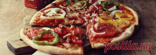 Pizza węgierska | ТОМАТНЫЙ СОУС:

 3 помидора
 соль и перец
 1 столовую ложку бальзамического уксуса
 1 чайная ложка сушеного орегано
 1 столовую ложку оливкового масла
 Щепотка корицы
 перец чили (по желанию) тесто=400 г пшеничной муки 
1 чайная ложка соли
300 мл воды
30 г свежих дрожжей
1 чайная ложка сахара
2 столовые ложки оливкового масла начинка= 250 г моцарелла
 1 помидор
 50 - 100 г салями
 50 - 100 г шпика 
 1 красный перец 
 1/2 лука
 паприка)