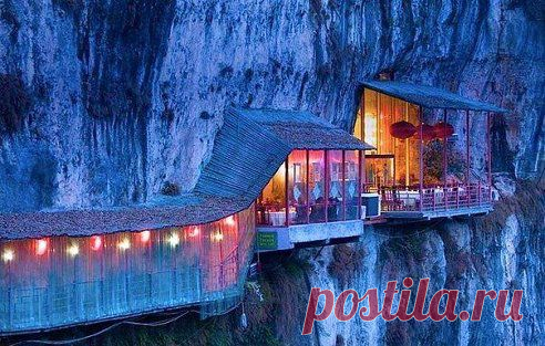 Ресторан рядом с пещерой Sanyou над рекой Янцзы, провинция Хубэй, Китай.
China.