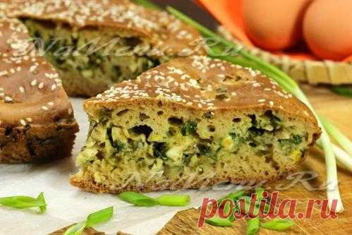 Наливной пирог с зеленым луком и яйцом