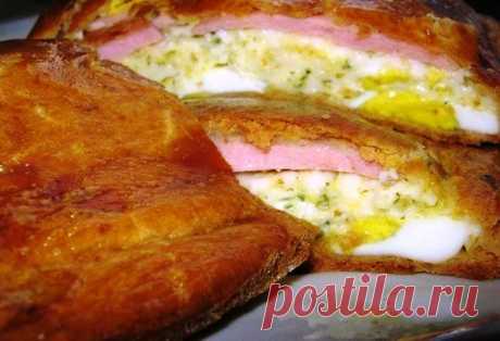 Пирог с плавлеными сырками, яйцами и колбаской