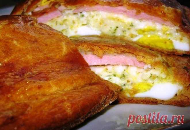 Пирог с плавлеными сырками, яйцами и колбаской