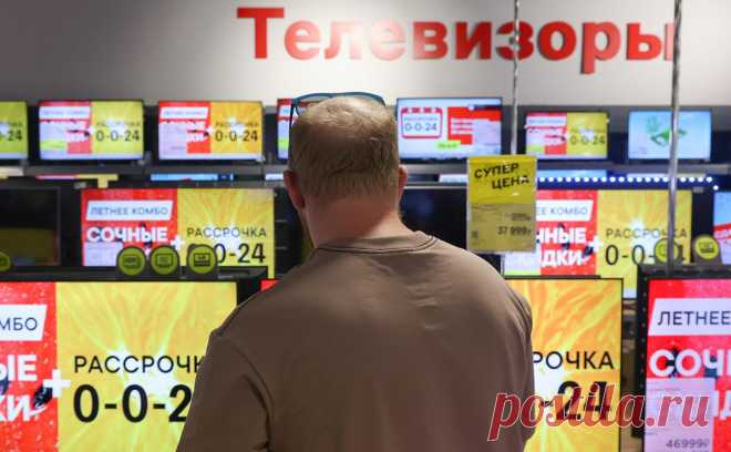 Россияне увеличили траты по кредиткам до максимума за 2,5 года. Российские держатели кредитных карт используют больше трети одобренного им лимита, подсчитали в «Скоринг Бюро». Клиенты стали активнее использовать кредитки для повседневных трат, откладывая перевод накоплений с вкладов и счетов
