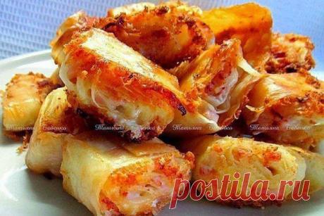 Хрустики остренькие.

Для хрустиков нам понадобится: 
-1 тонкий лаваш, 
-300 грамм твердого сыра (на ваш вкус), 
-2 зубчика чеснока, 
-100 грамм бекона или ветчины(заранее измельчить), 
-150 грамм майонеза.

Раскрутить лаваш и смазать ранее подготовленной начинкой, свернуть в рулет и нарезать на кусочки, обжарить в сковородке и подавать.