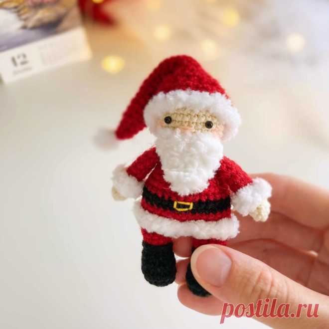 PDF Санта крючком. FREE crochet pattern; Аmigurumi doll patterns. Амигуруми схемы и описания на русском. Вязаные игрушки и поделки своими руками #amimore - маленький Санта Клаус к Новому году, Дед Мороз, новогодняя кукла, украшение.